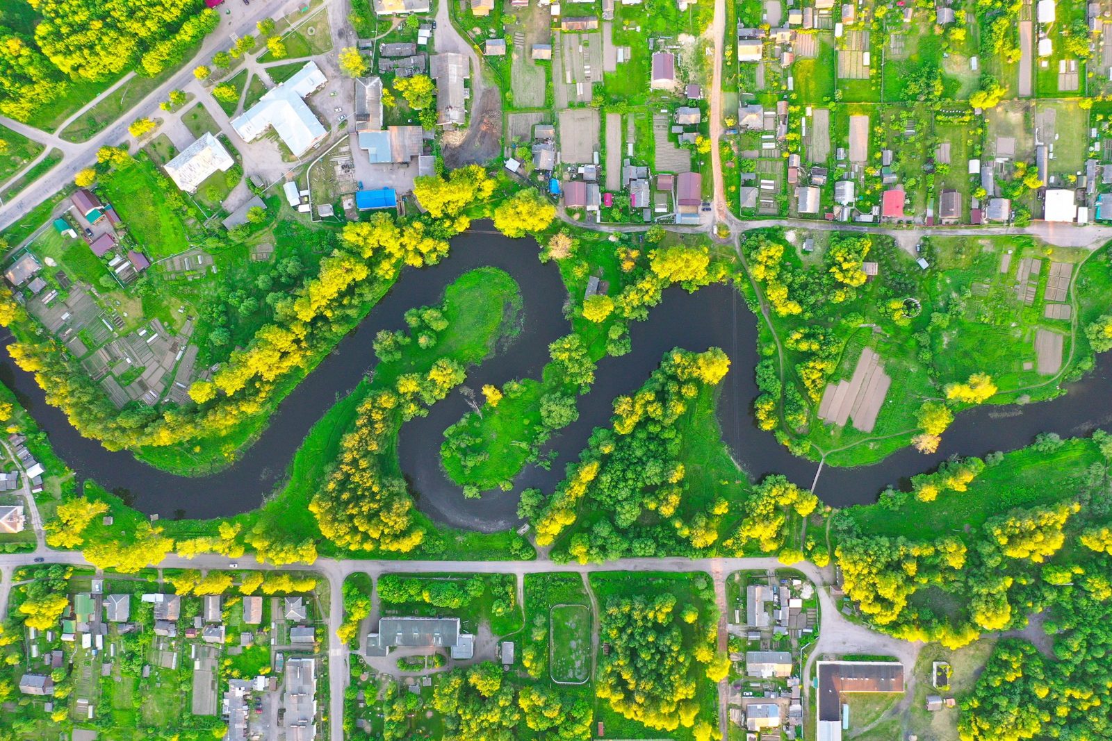 Vue aérienne d'un territoire : rivière, bourg et parcelles